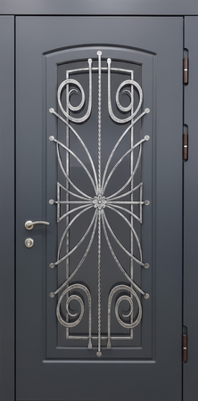 Входная термодверь с большим остеклением, кованой решеткой и панелями МДФ цвета графит